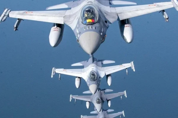 Ракети для F-16 закінчуються надто швидко: чим пілоти збивають цілі замість них