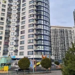 Кияни частіше виїжджають зі столиці через обстріли, але ціни на житло майже не падають